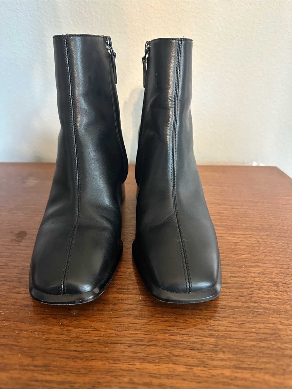 Tory Burch heeled black leather ankle boots, us size 8m